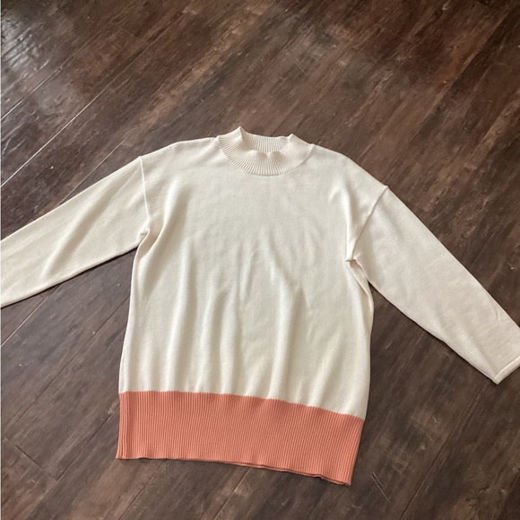 St. John Cream and Salmon Sze L Sweater. - Picture 2 of 7